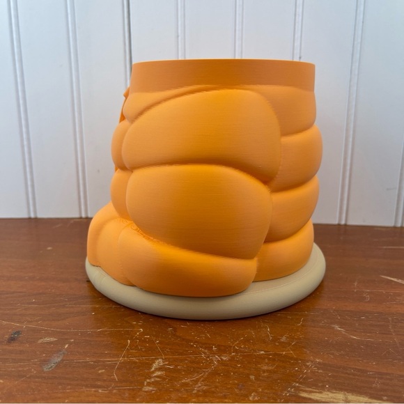 Quirky 3D Printed Puffy Jacket Planter Pot, Inflated Jacket Flower Pot - Picture 6 of 11